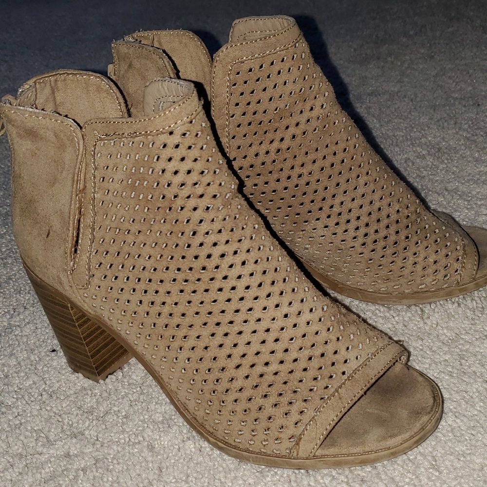 Shoes - Picture 3 of 4